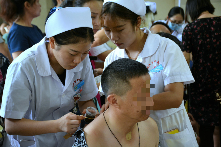 三伏贴首日市民争相排队"冬病夏治"